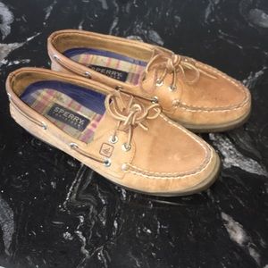 Size 7.5/8 sperrys.